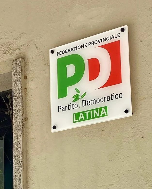 Inaugurata la nuova sede del Partito Democratico della provincia di Latina.

Una casa democratica dove far politica con serietà, ascolto e partecipazione. Uno spazio aperto alla comunità, ai circoli, alle energie vive del territorio.

La nuova sede nasce per rafforzare la presenza sul territorio e per offrire un punto di riferimento a chi crede in una politica utile, di valori e radicata nella realtà.

Un passo avanti per costruire insieme l’alternativa democratica.
